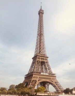 Au pied de la tour Eiffel Trocadéro